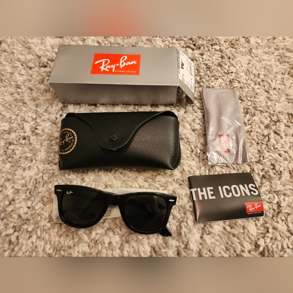Ray-Ban Black Wayfarer Classic Sunglasses - Picture 4 of 9